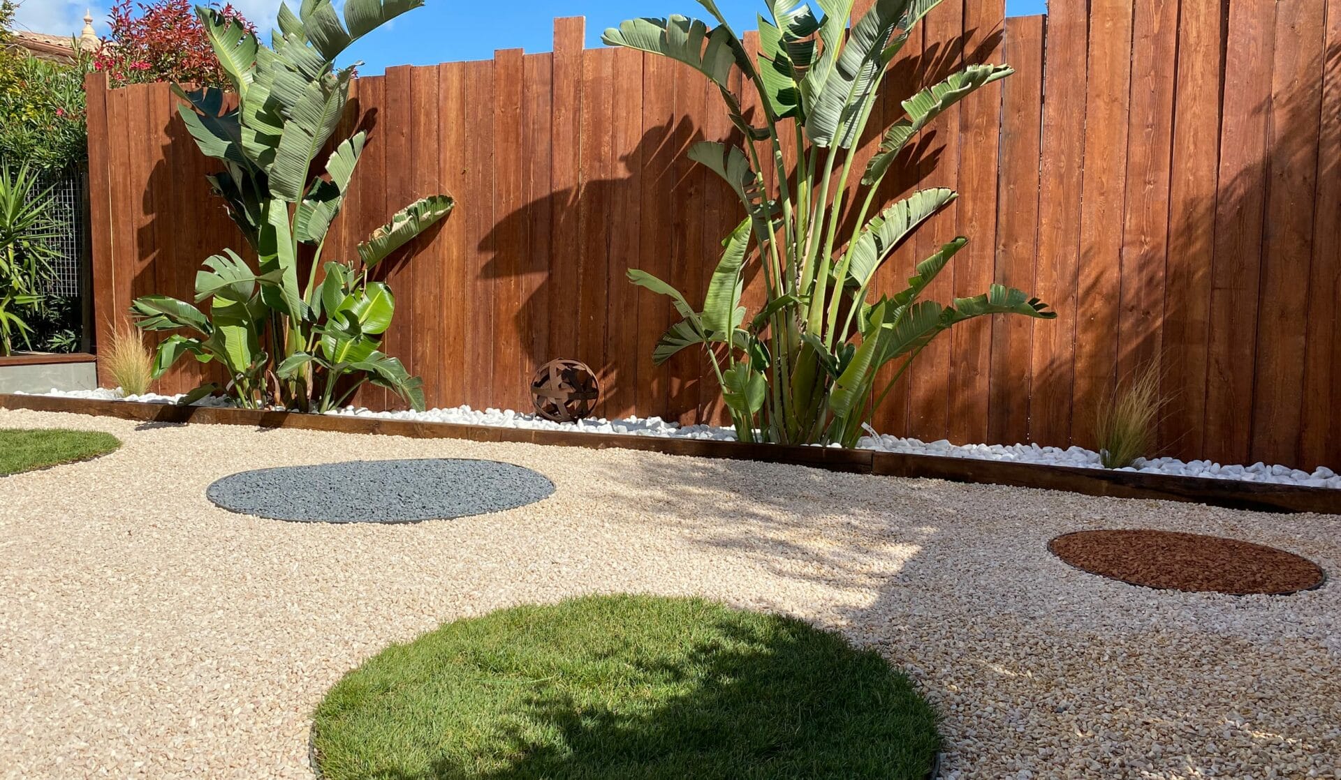 Jardin contemporain avec mur corten